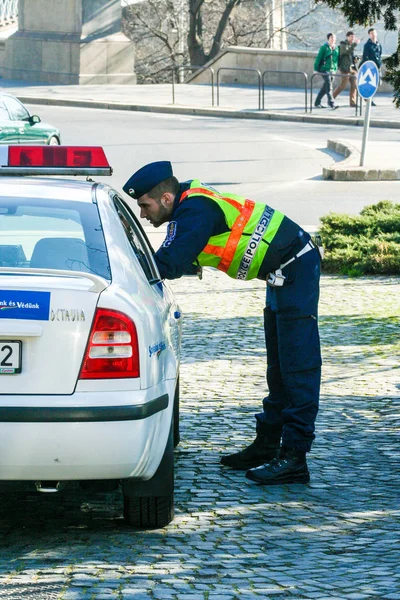 Budapest Węgry 2014 Policjant Rozmawia Innym Samochodzie Gród Miasta Budapeszt — Zdjęcie stockowe