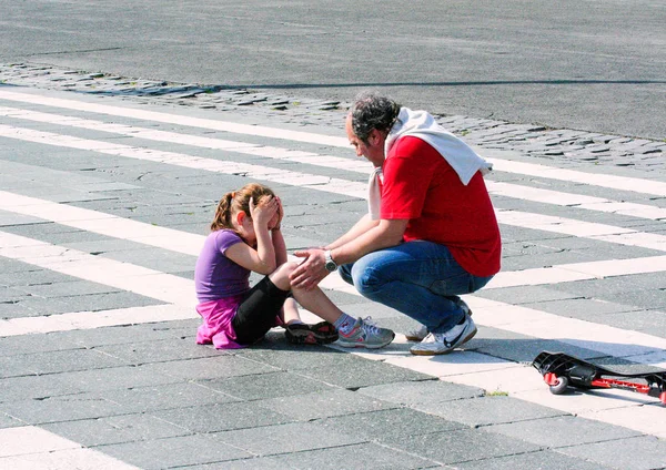 ブダペスト ハンガリー 2014 小さな女の子がスケートボードから落ちるので泣いている 父と娘 — ストック写真