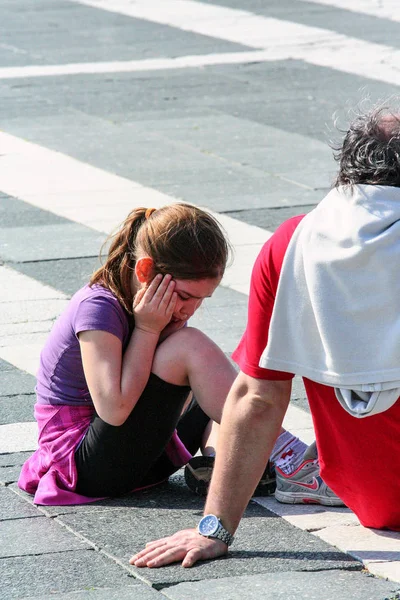 Βουδαπέστη Ουγγαρία 2014 Κοριτσάκι Κλαίει Επειδή Έπεσε Από Σκέιτμπορντ Πατέρας — Φωτογραφία Αρχείου