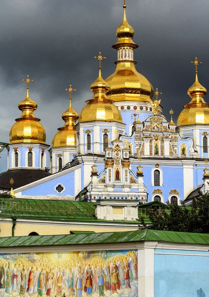 Ukrayna'nın dini mimari. Kiev altın kubbe ile kilise.