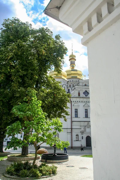 ウクライナの宗教建築 キエフでの黄金のドームが付いている教会 — ストック写真