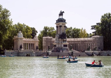 2017.05.31, Madrid, İspanya. Alfonso XII Madrid Buen Retiro parkta anıt. Tekneler Madrid tarihi park gölet.