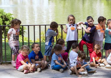 2017.05.31, Madrid, İspanya. Grup Madrid parkta çocuk. Çocuklar tarafından gölet.