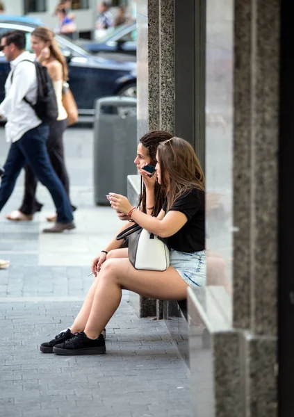 2017 Madrid Spanya Güzel Genç Kadın Sokakta Oturuyor Nsanlar Madrid — Stok fotoğraf