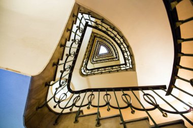 merdiven görünümü aşağıdan. Binanın iç. İspanya'nın mimarisi.