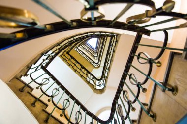 merdiven görünümü aşağıdan. Binanın iç. İspanya'nın mimarisi.