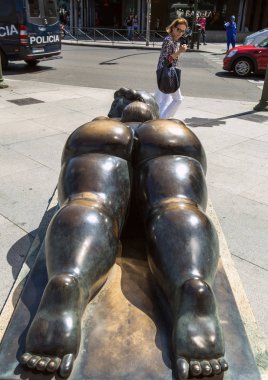 2017.01.06, Madrid, İspanya. Madrid'da olağandışı sokak sanatı. Sokakta çıplak kadın heykeli.