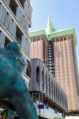 2017.01.06, Madrid, İspanya. Madrid'da olağandışı sokak sanatı. Heykel sokakta kurbağa.