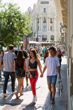 2017.06.04, Madrid, İspanya. Cadde boyunca yürüyüş insanlar. Erkek ve kadın, İspanya.