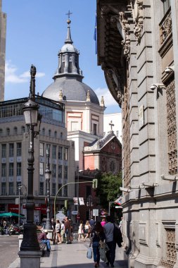2017.06.04, Madrid, İspanya. Cadde boyunca yürüyüş insanlar. Erkek ve kadın, İspanya.