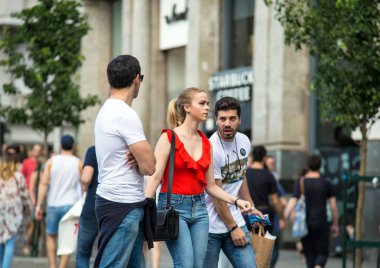 2017.06.04, Madrid, İspanya. Cadde boyunca yürüyüş insanlar. Erkek ve kadın, İspanya.
