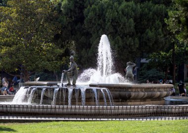 2017.05.31, Madrid, İspanya. Çeşme su yeşil ağaçlar arka plan üzerinde.