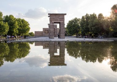 2017.05.31, Madrid, İspanya. Madrid suda Debod ve bu yansıma geçerli Tapınağı. İspanya gezi. Madrid mimarisi. Mısır'dan Madrid tehcir içinde tarihi yapılar/Mimariler.