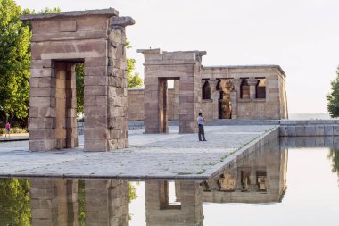 2017.05.31, Madrid, İspanya. Madrid suda Debod ve bu yansıma geçerli Tapınağı. İspanya gezi. Madrid mimarisi. Mısır'dan Madrid tehcir içinde tarihi yapılar/Mimariler.