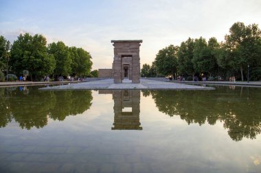 2017.05.31, Madrid, İspanya. Madrid suda Debod ve bu yansıma geçerli Tapınağı. İspanya gezi. Madrid mimarisi. Mısır'dan Madrid tehcir içinde tarihi yapılar/Mimariler.