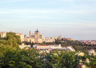 Madrid mimarisi. Madrid binanın dekoratif öğeler. İspanya manzaraları.