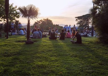 2017.05.31, Madrid, İspanya. Gün batımı arka plan üzerinde turist bir grup. İnsanlar Madrid park.