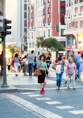 2017.06.04, Madrid, İspanya. Cadde boyunca yürüyüş insanlar. Erkek ve kadın, İspanya.