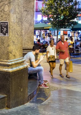 2017.06.04, Madrid, İspanya. Cadde boyunca yürüyüş insanlar. Erkek ve kadın, İspanya.