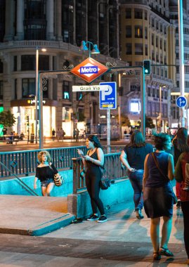 2017.01.06, Madrid, İspanya. Metro ile arkadaşları bekleyen genç sigara kadın. İnsanlar Madrid. 