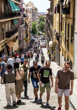 2017.06.04, Madrid, İspanya. Cadde boyunca yürüyüş insanlar. Erkek ve kadın, İspanya.