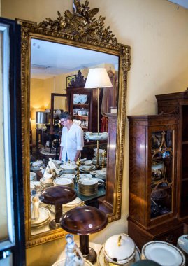 2017.05.31, Madrid, İspanya. Pazar antika ve retro şeylerden. Vintage Pazar.