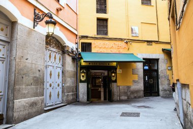 2017.01.06, Madrid, İspanya. Bir kişi tarafından metro. Madrid halkı. Metro Madrid. İspanya'nın mimarisi.