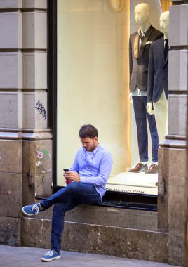 2017.06.04, Madrid, İspanya. Cadde boyunca yürüyüş insanlar. Erkek ve kadın, İspanya.