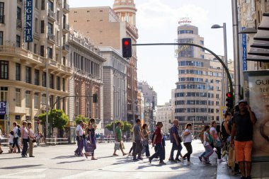 2017.01.06, Madrid, İspanya. Bir kişi tarafından metro. Madrid halkı. Metro Madrid. İspanya'nın mimarisi.