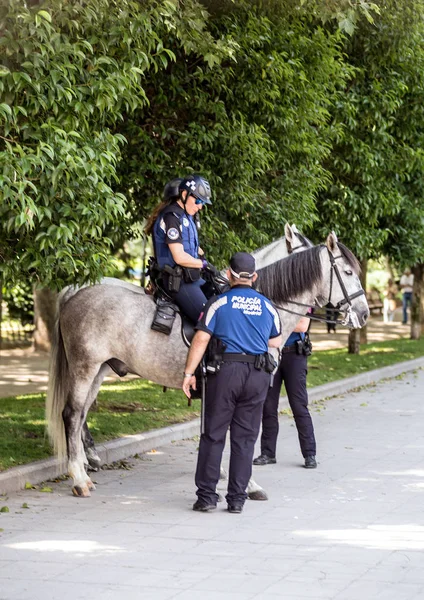 2017 Madrid Spanje Politieagenten Met Paard Het Park Stadsgezicht Van — Stockfoto
