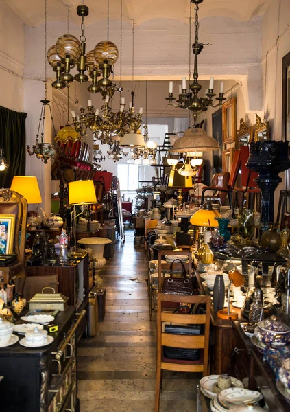 2017.05.31, Madrid, İspanya. Pazar antika ve retro şeylerden. Vintage Pazar.