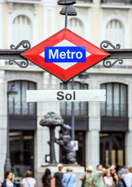 2017.01.06, Madrid, İspanya. Bir kişi tarafından metro. Madrid halkı. Metro Madrid. İspanya'nın mimarisi.