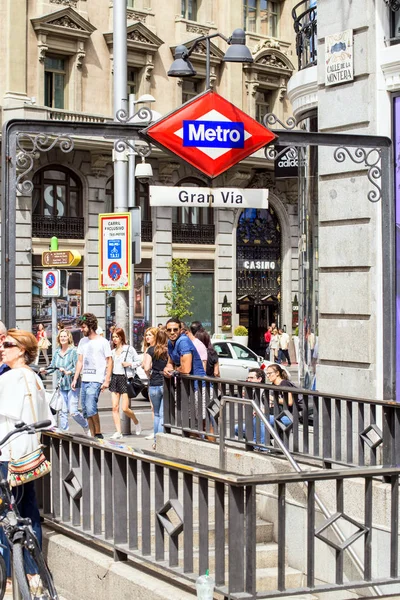 2017.01.06, Madrid, İspanya. Bir kişi tarafından metro. Madrid halkı. Metro Madrid. İspanya'nın mimarisi.