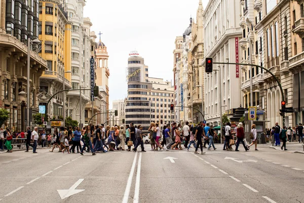 2017.06.04, Madrid, İspanya. İnsanlar caddenin karşısında. Kadınlar ve erkekler, İspanya.