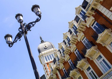 2017.06.07, Madrid, İspanya. Binaların geometrik çizgiler. İspanya modern mimarisi. Geometri şehir.