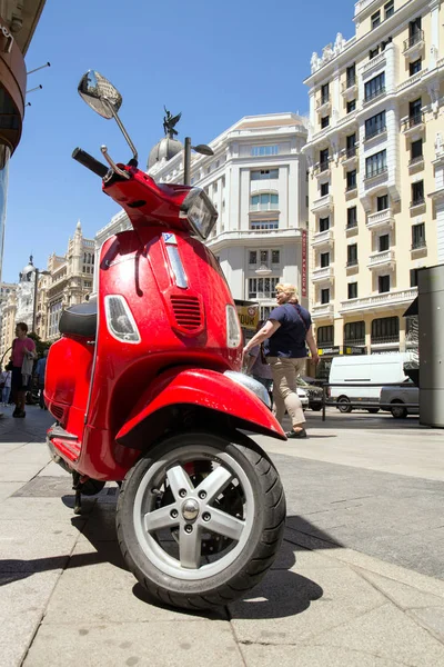 2017 Madrid Spain Red Motorbike Street Madrid Architecture Spain — Stock Photo, Image