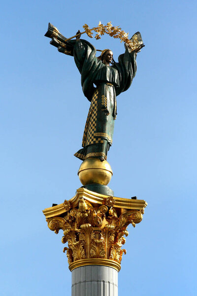 Вид на город из окна гостиницы "Украина". Киев, Украина, 2011.08.18. Памятник на центральной площади Киева
.