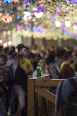 07.11.2018, Moscow, Rusya Federasyonu. Boş bir şişe arka plan üzerinde futbol taraftarları. Dünya Kupası 2018.