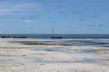 2018.02.21, Kiwengwa, Tanzanya. Ufuk çizgisi arka plan üzerinde sahil şeridi üzerinde eski bir tekne. Tanzanya seyahat.