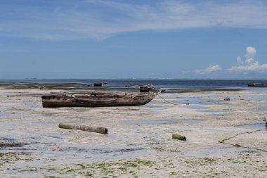 2018.02.21, Kiwengwa, Tanzanya. Ufuk çizgisi arka plan üzerinde sahil şeridi üzerinde eski bir tekne. Tanzanya seyahat.