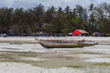 2018.02.21, Kiwengwa, Tanzanya. Ufuk çizgisi arka plan üzerinde sahil şeridi üzerinde eski bir tekne. Tanzanya seyahat.