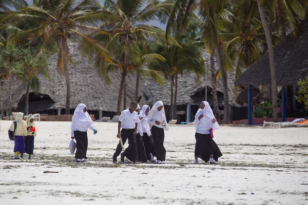 2018 Kiwengwa Tanzania Gruppo Giovani Che Camminano Lungo Spiaggia Studenti — Foto Stock