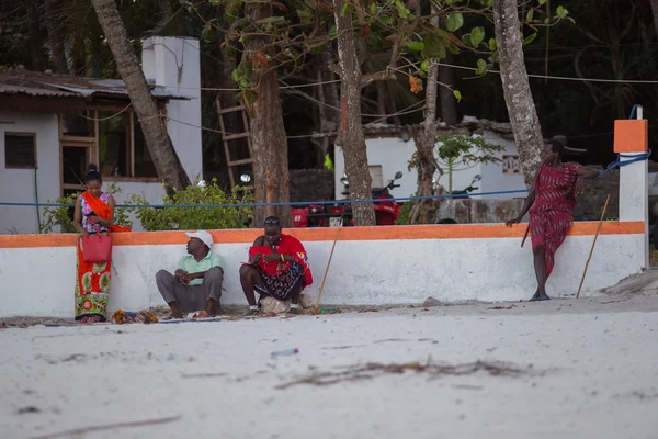 2018 Кивенгва Танзания Путешествуйте Танзании Люди Пляже Этнические Люди Сидят — стоковое фото