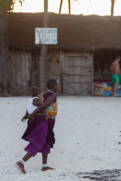 2018 Kiwengwa Tanzania Viaggia Tanzania Gente Sulla Spiaggia Madre Con — Foto Stock