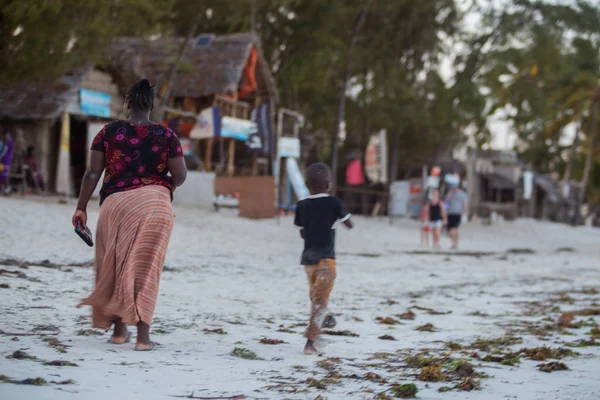 2018 Кивенгва Танзания Путешествуйте Танзании Люди Пляже Мать Сыном — стоковое фото