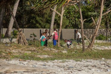 2018.02.21, Kiwengwa, Tanzanya. Tanzanya çocuklar kumsalda oynarken grubudur. Eve gidecek öğrenciler.