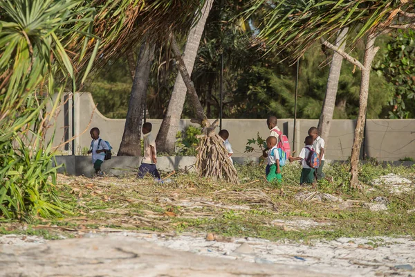 2018 Kiwengwa Tanzania Gruppo Bambini Tanzaniani Che Giocano Sulla Spiaggia — Foto Stock