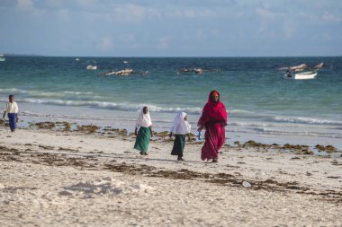 2018.02.21, Kiwengwa, Tanzanya. Bir grup genç insan sahilde yürüyüş. Öğrenciler eve gidiyor. Çocuklar eve gidiyor.