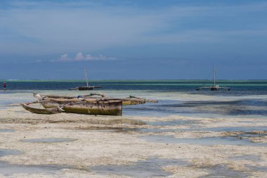 2018.02.21, Kiwengwa, Tanzanya. Ufuk çizgisi arka plan üzerinde sahil şeridi üzerinde eski bir tekne. Tanzanya seyahat.