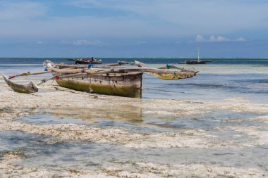 2018.02.21, Kiwengwa, Tanzanya. Ufuk çizgisi arka plan üzerinde sahil şeridi üzerinde eski bir tekne. Tanzanya seyahat.
